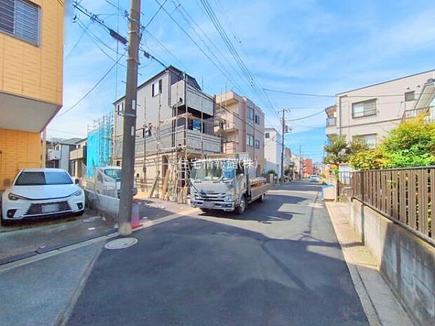 前面道路を含めた現地写真です。