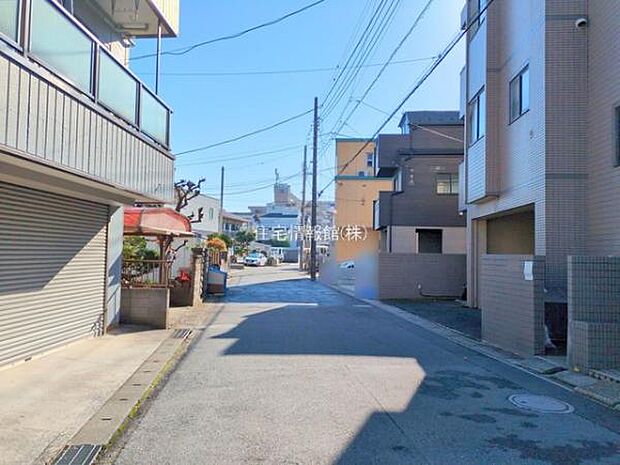 前面道路を含めた現地写真です。