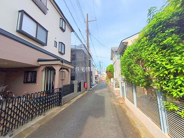 前面道路を含めた現地写真です。