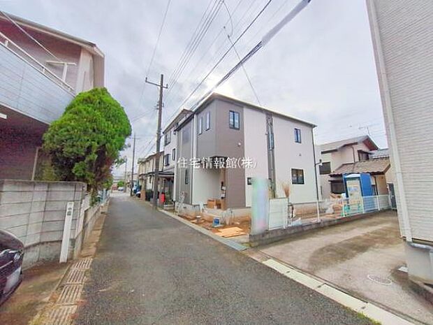 前面道路を含めた現地写真です。