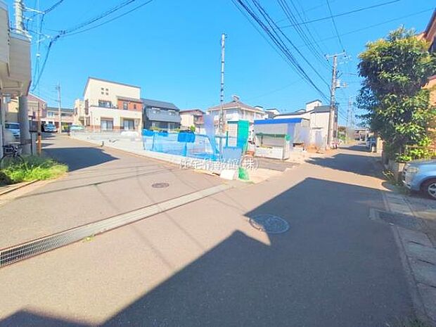 前面道路を含めた現地写真です。