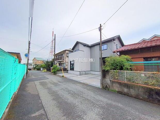 前面道路を含めた現地写真です。