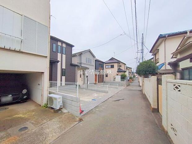 前面道路を含めた現地写真です。