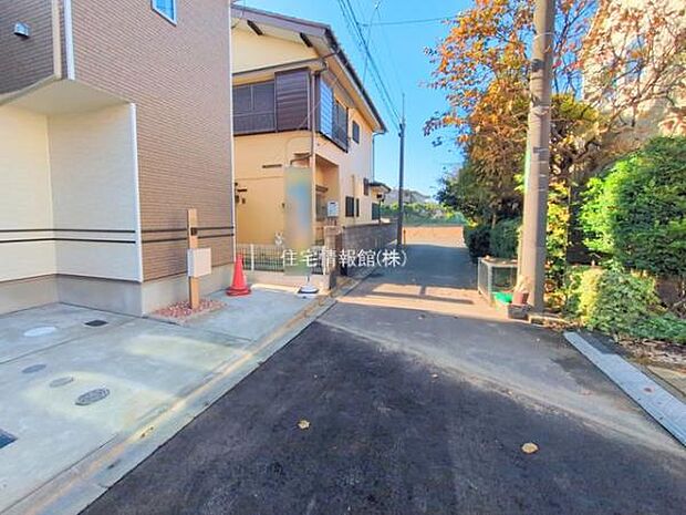 前面道路を含めた現地写真です。