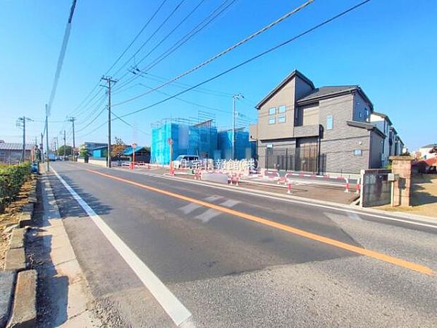 前面道路を含めた現地写真です。