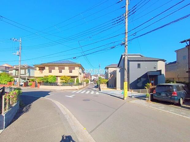 前面道路を含めた現地写真です。