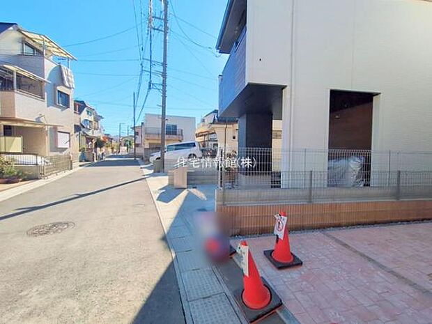 前面道路を含めた現地写真です。