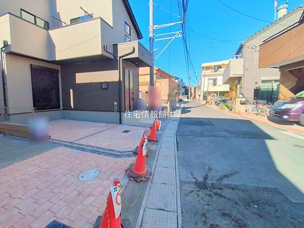 前面道路を含めた現地写真です。