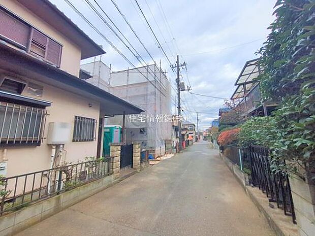 前面道路を含めた現地写真です。