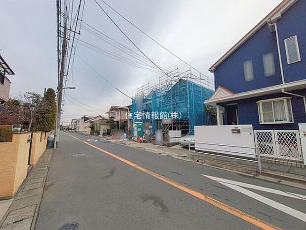 前面道路を含めた現地写真です。