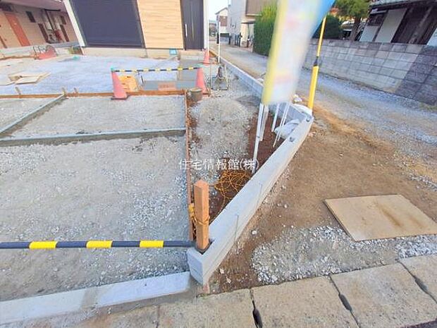 前面道路を含めた現地写真です。