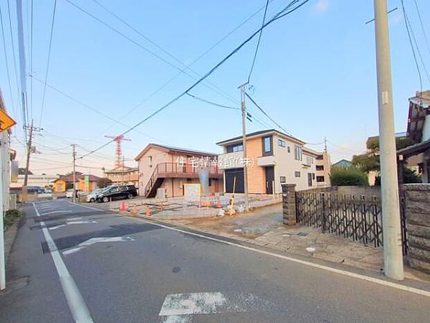 前面道路を含めた現地写真です。