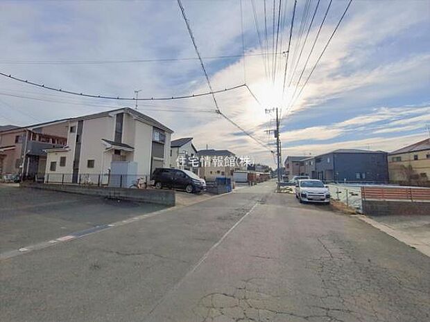 前面道路を含めた現地写真です。