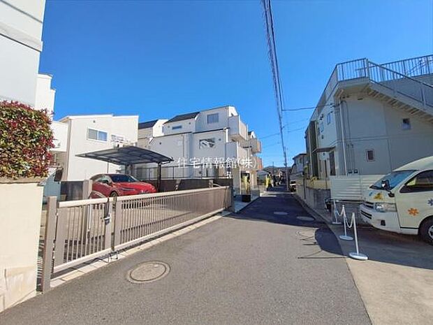 前面道路を含めた現地写真です。