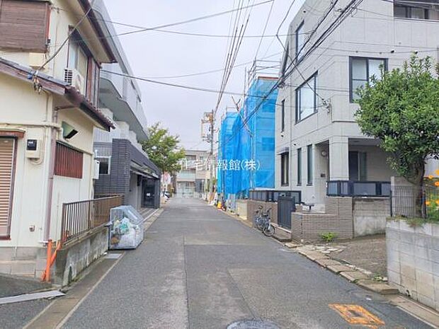 前面道路を含めた現地写真です。