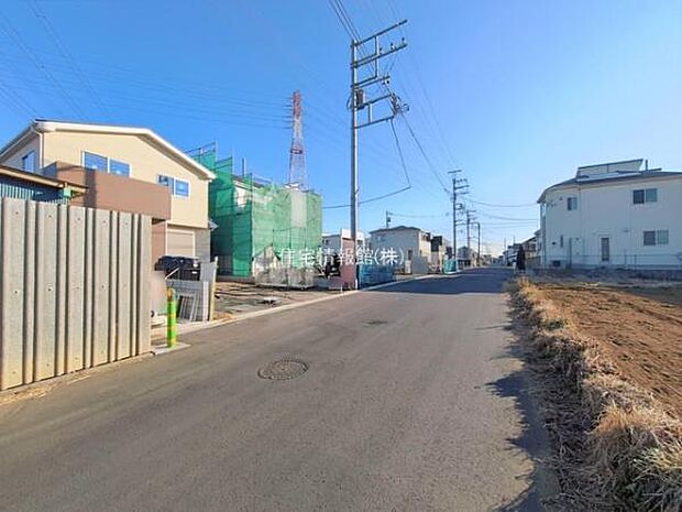 前面道路を含めた現地写真です。