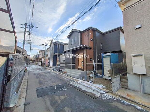 前面道路を含めた現地写真です。