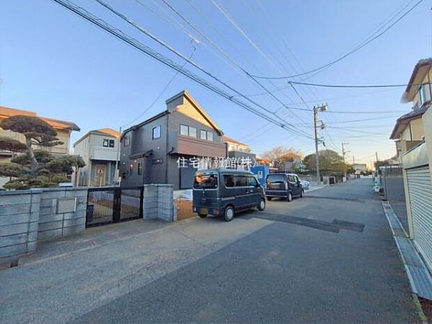 前面道路を含めた現地写真です。