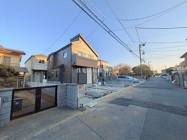 前面道路を含めた現地写真です。