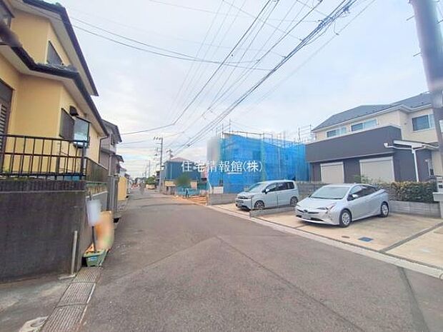 前面道路を含めた現地写真です。