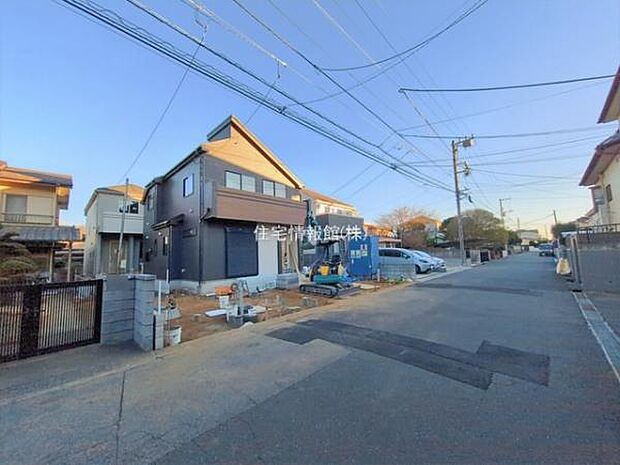 前面道路を含めた現地写真です。