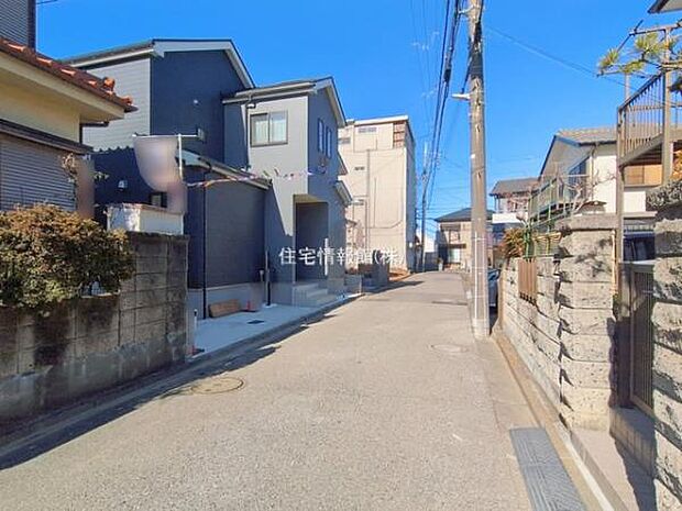 前面道路を含めた現地写真です。