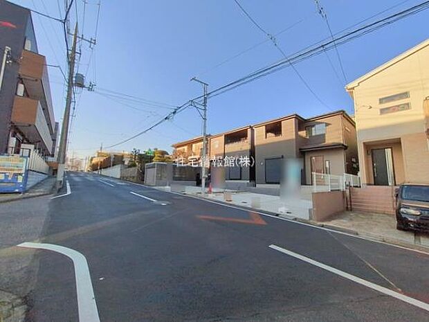 前面道路を含めた現地写真です。