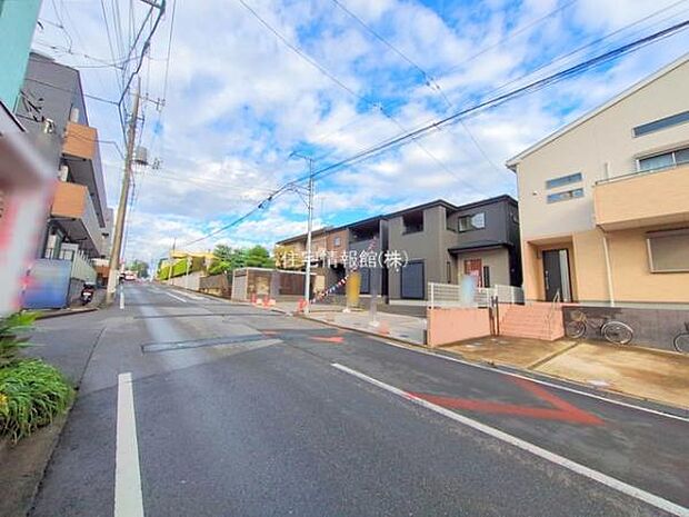 前面道路を含めた現地写真です。