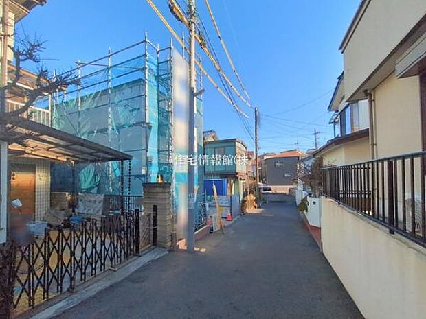 前面道路を含めた現地写真です。