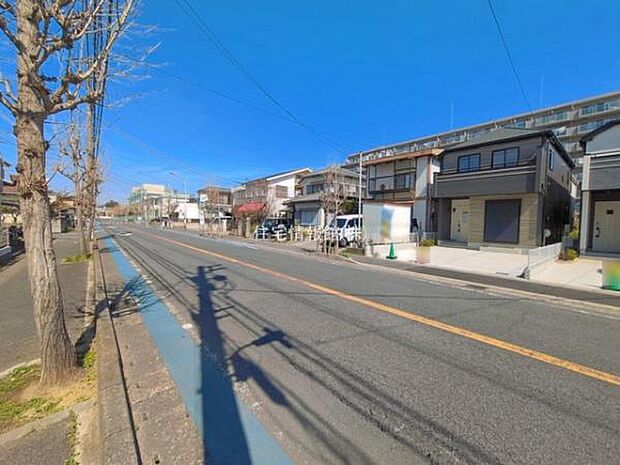 前面道路を含めた現地写真です。