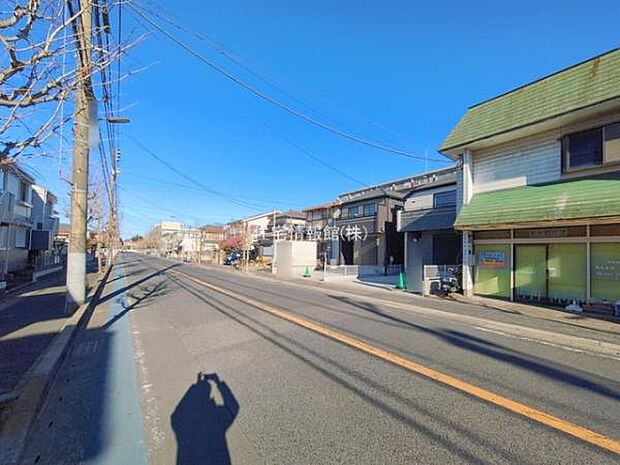 前面道路を含めた現地写真です。