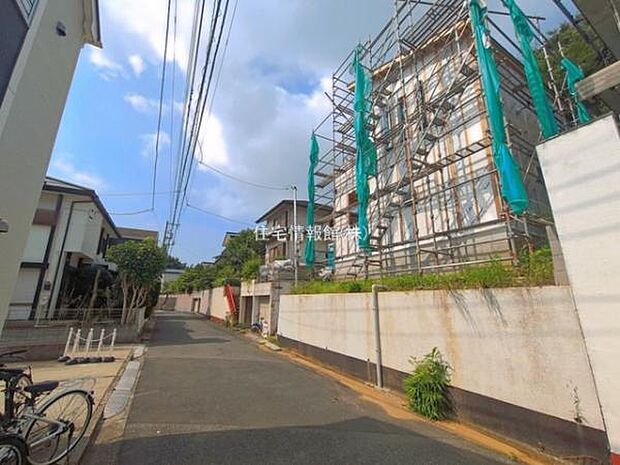 前面道路を含めた現地写真です。
