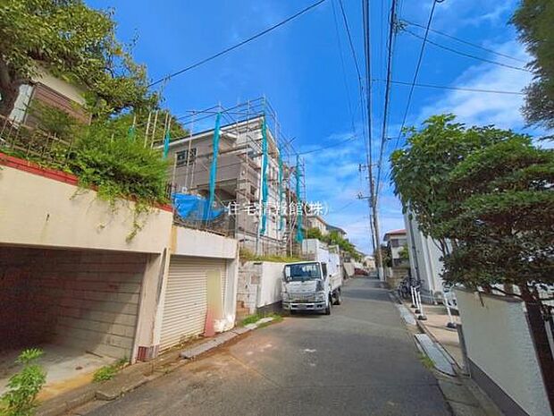 前面道路を含めた現地写真です。