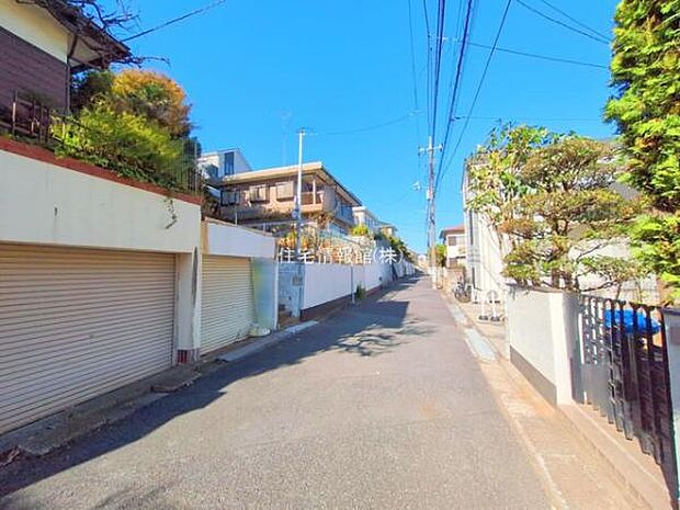 前面道路を含めた現地写真です。