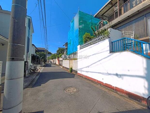 前面道路を含めた現地写真です。