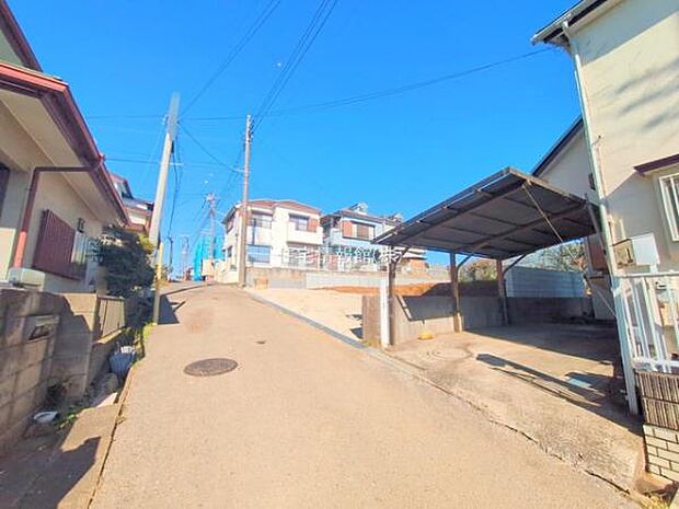 前面道路を含めた現地写真です。