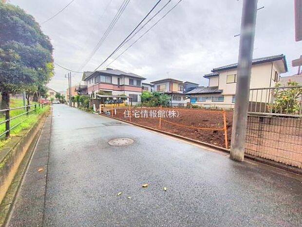 前面道路を含めた現地写真です。