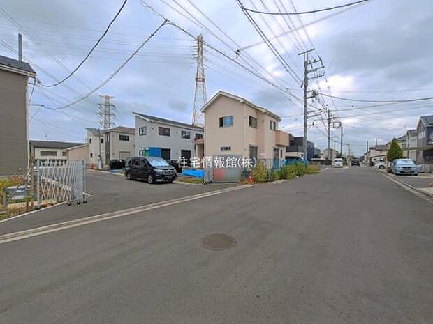 前面道路を含めた現地写真です。