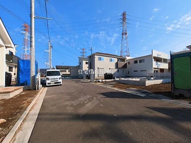 前面道路を含めた現地写真です。