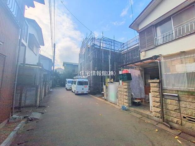 前面道路を含めた現地写真です。