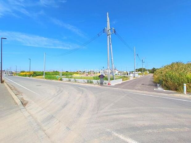 前面道路を含めた現地写真です。