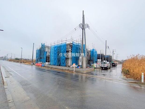 前面道路を含めた現地写真です。