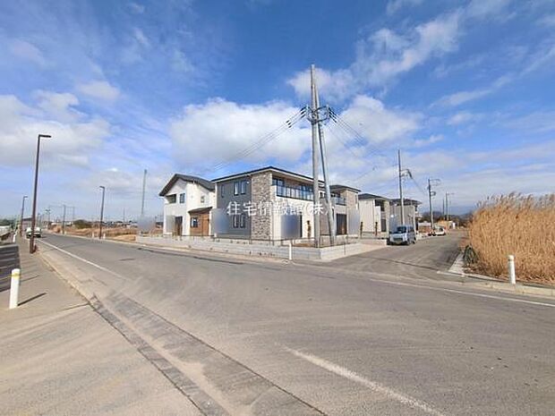 前面道路を含めた現地写真です。