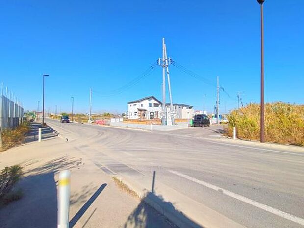 前面道路を含めた現地写真です。