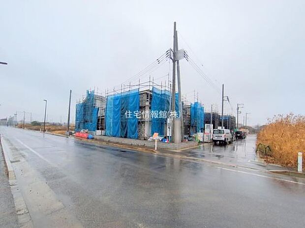 前面道路を含めた現地写真です。