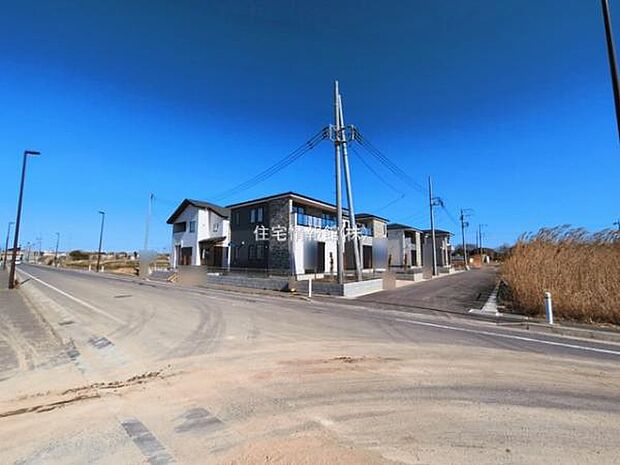 前面道路を含めた現地写真です。