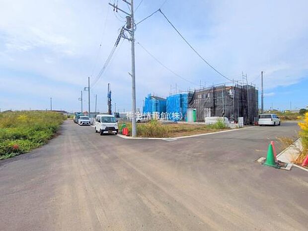 前面道路を含めた現地写真です。