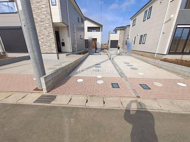 前面道路を含めた現地写真です。