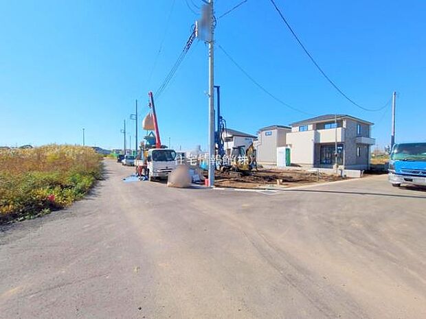 前面道路を含めた現地写真です。