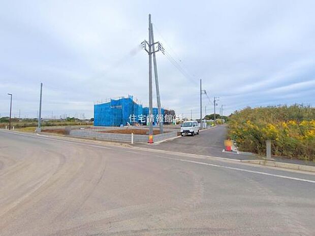 前面道路を含めた現地写真です。